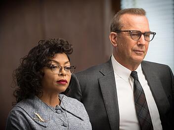 Al Harrison (Kevin Costner) schert sich nicht um Hautfarben, sondern um Ergebnisse und holt die Mathematikerin Katherine Johnson (Taraji P. Henson) in sein Team.