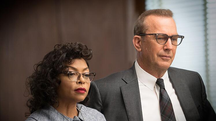 Al Harrison (Kevin Costner) schert sich nicht um Hautfarben, sondern um Ergebnisse und holt die Mathematikerin Katherine Johnson (Taraji P. Henson) in sein Team.