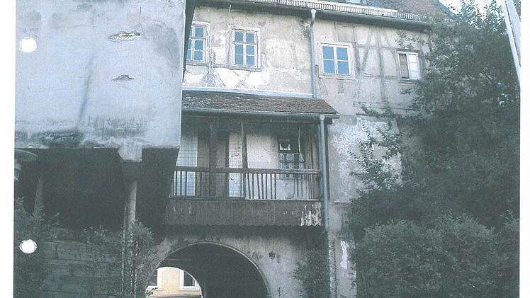 Abgerissen wurde der Anbau, eingefügt wurde ein Balkon.