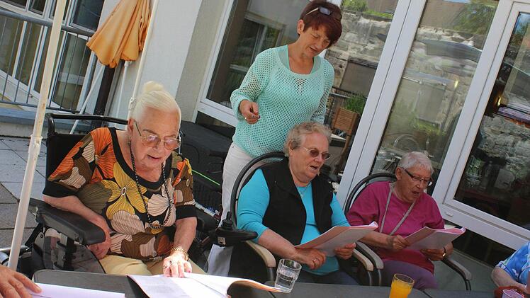 Im Seniorenheim St. Anna wurde draußen gesungen.