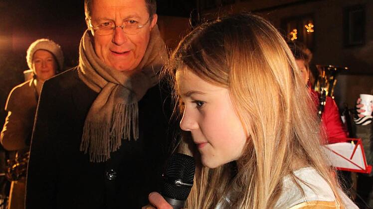 OB Henry Schramm und das Christkind Franka Märkl eröffneten den Weihnachtsmarkt.