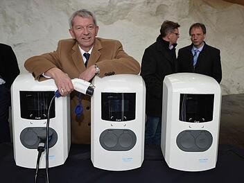 Landrat Johann Kalb mit drei von 30 Elektroladesäulen aus der Sammelbestellung des Landkreises, die gestern im Kreisbauhof übergeben wurden. Foto: Ronald Rinklef