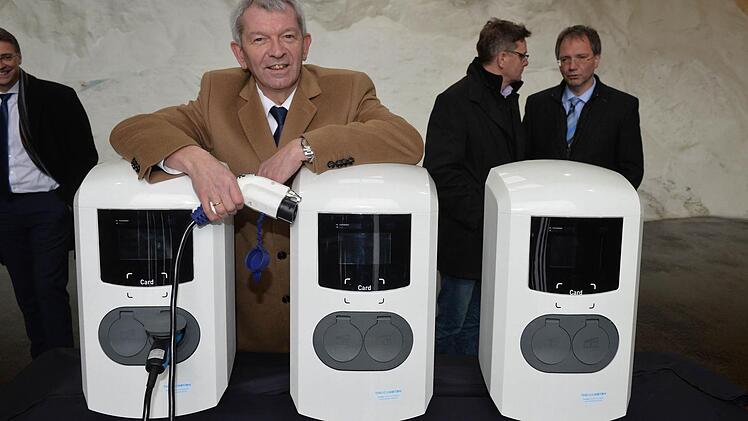 Landrat Johann Kalb mit drei von 30 Elektroladesäulen aus der Sammelbestellung des Landkreises, die gestern im Kreisbauhof übergeben wurden. Foto: Ronald Rinklef