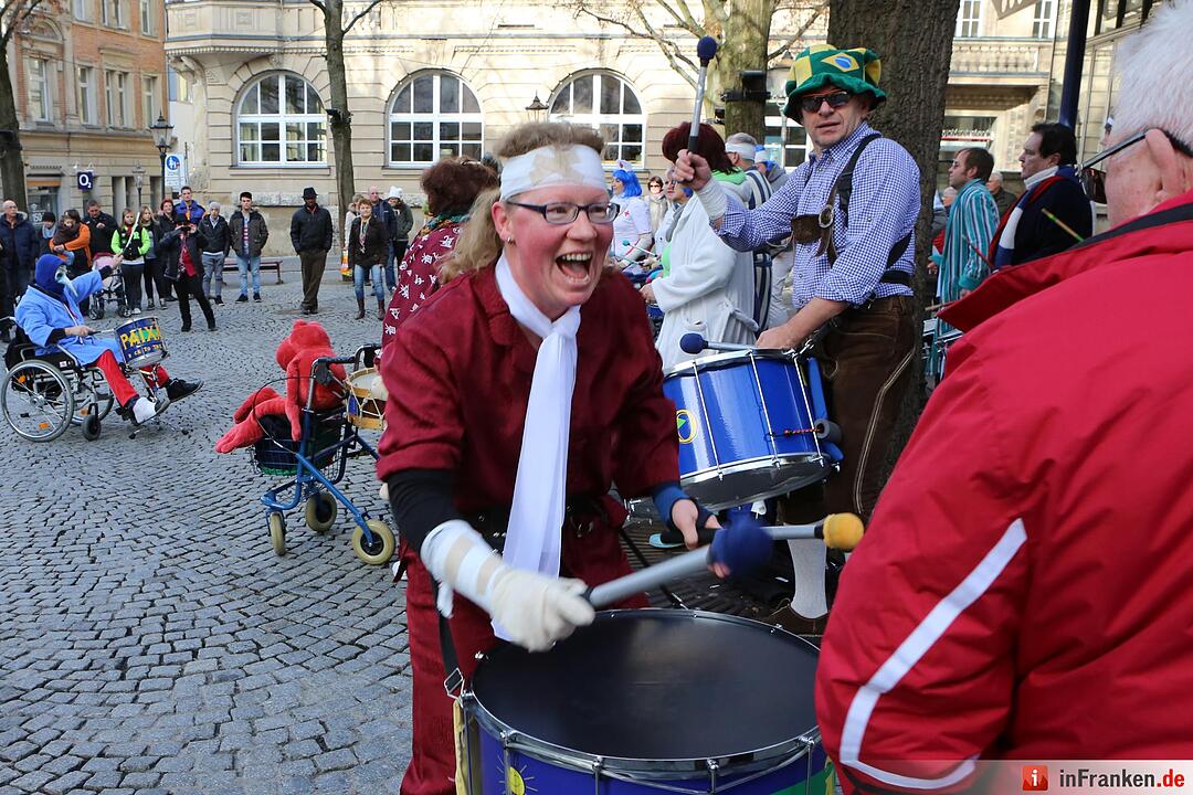 Gaudiwurm: Narren feiern in Coburg