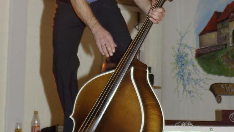 "Die Rossinis" gaben dem Faschingsauftakt in Aura ihren musikalischen Rahmen. Bassist Claudio - bekannt als "Basssteiger" - war wieder einmal der bewunderte Star des Abends. Foto: Winfried Ehling