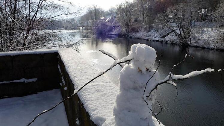 Schneepinocchio bei Bug. In Franken bleibt es in den kommenden Tagen klirrend kalt, Schnee f&auml;llt aber wohl nicht mehr. Foto: traudi/inFrankenPix