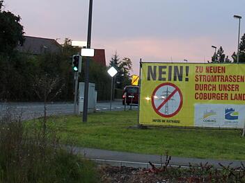 Eines der Banner am Ortseingang von Weidach, mit dem gegen den Bau weiterer Stromtrassen durch das Coburger Land demonstiert wird. Foto: Bettina Knauth