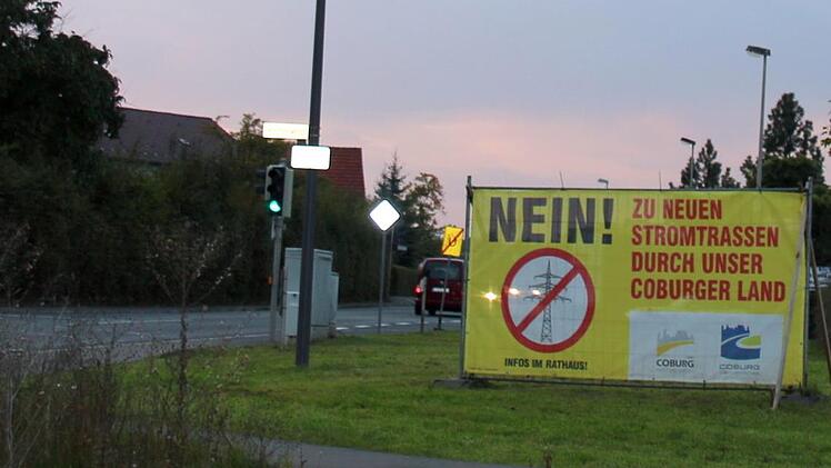 Eines der Banner am Ortseingang von Weidach, mit dem gegen den Bau weiterer Stromtrassen durch das Coburger Land demonstiert wird. Foto: Bettina Knauth