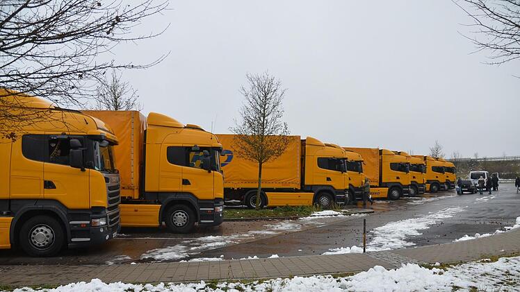 Eine ganze Flotte von Lkw aus Weißrussland ist auf dem Parkplatz Coburger Forst an der A 73 gestrandet.Rainer Lutz