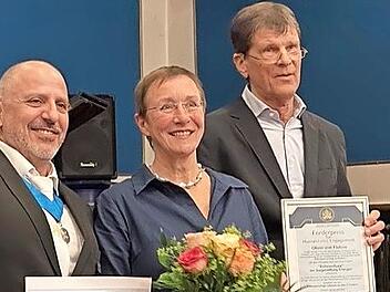 Preistr&auml;ger Oliver von Flotow (rechts) mit Laudatorin Elisabeth Preu&szlig; und M.v.St. David Melkomians.
