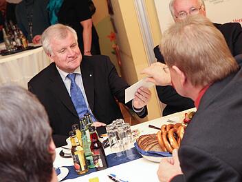 Edelgard Backert und weitere Bewohner des Seniorenheims warten auf den Ministerpr??sidenten. Horst Seehofer zu Besuch in Kronach und Klein-Tettau. Mehrgenerationenhaus und Heinz Glas. 26.11.2012; Foto: Michael Gründel
