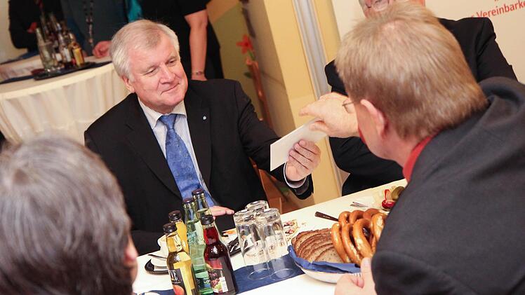 Edelgard Backert und weitere Bewohner des Seniorenheims warten auf den Ministerpr??sidenten. Horst Seehofer zu Besuch in Kronach und Klein-Tettau. Mehrgenerationenhaus und Heinz Glas. 26.11.2012; Foto: Michael Gründel