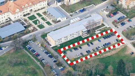Die rot-weiße Markierung zeigt die Lage des möglichen Parkdecks. Foto: Ronald Rinklef