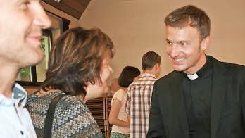 Pfarrvikar Tobias Fuchs schüttelte am Sonntag im Burkardrother Pfarrheim vielen die Hände, als er sich offiziell aus der Gemeinde verabschiedete. Fuchs übernimmt die Pfarrstelle in Salz. Foto: Gabriele Sell