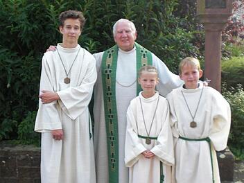Die neueen Ministranten mit Pfarrer Mauer: Jerome Schwappach, Adrian Schwappach und Johanna Meder. Foto: Gerlach