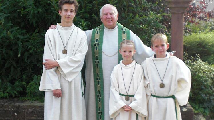 Die neueen Ministranten mit Pfarrer Mauer: Jerome Schwappach, Adrian Schwappach und Johanna Meder. Foto: Gerlach
