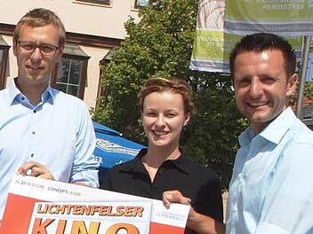 Der Lichtenfelser Kinosommer steht vor der Tür (von links): Stefan Hofmann und Susanne Pfadenhauer als Vertreter der Hofmann-Firmengruppe (Sponsor) sowie der Erste Bürgermeister Andreas Hügerich. Foto: Thieret