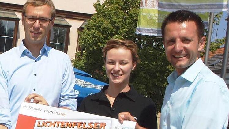 Der Lichtenfelser Kinosommer steht vor der Tür (von links): Stefan Hofmann und Susanne Pfadenhauer als Vertreter der Hofmann-Firmengruppe (Sponsor) sowie der Erste Bürgermeister Andreas Hügerich. Foto: Thieret