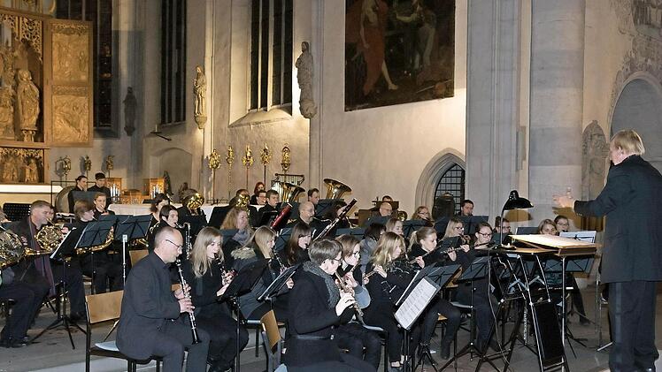 Das Blasorchester Lengfurt überzeugte bei seinem Benefizkonzert in der Stadtpfarrkirche. Foto: Björn Hein