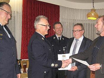 Bei der Hauptversammlung der Feuerwehr Marktschorgast ehrte stellvertretender Landrat Dieter Schaar (Zweiter von rechts) Hans Tischhöfer (Zweiter von links) und überreichte die Urkunde für 40-jährige aktive Dienstzeit in der Wehr. Als Kreisbrandrat Stefan Härtlein (links) das Feuerwehr-Ehrenzeichen in Gold dem Bürgermeister angesteckt hatte, zählten stellvertretender Bürgermeister Nikolaus Ott (rechts) und Kommandant Jürgen Gampert (Mitte) zu den ersten Gratulanten. Foto: Bruno Preißinger