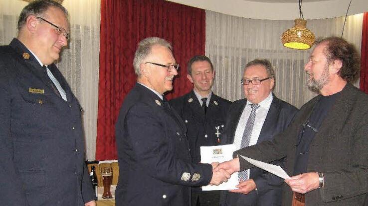 Bei der Hauptversammlung der Feuerwehr Marktschorgast ehrte stellvertretender Landrat Dieter Schaar (Zweiter von rechts) Hans Tischhöfer (Zweiter von links) und überreichte die Urkunde für 40-jährige aktive Dienstzeit in der Wehr. Als Kreisbrandrat Stefan Härtlein (links) das Feuerwehr-Ehrenzeichen in Gold dem Bürgermeister angesteckt hatte, zählten stellvertretender Bürgermeister Nikolaus Ott (rechts) und Kommandant Jürgen Gampert (Mitte) zu den ersten Gratulanten. Foto: Bruno Preißinger