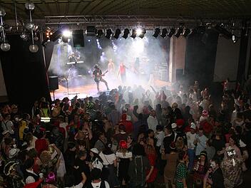 So kennt man den Rockfasching über viele Jahre hinweg: Volles Vereinshaus, tolle Stimmung. Unser Foto entstand 2013. Im Fasching 2017 will die MIH aber neue Wege gehen und setzt auf eine Veranstaltung im kleineren Rahmen im eigenen Haus, auf der Musicbase.  Foto: Andreas Brandl