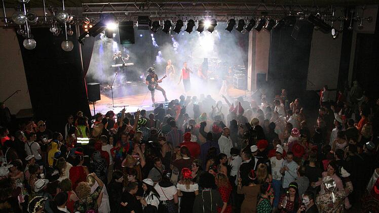 So kennt man den Rockfasching über viele Jahre hinweg: Volles Vereinshaus, tolle Stimmung. Unser Foto entstand 2013. Im Fasching 2017 will die MIH aber neue Wege gehen und setzt auf eine Veranstaltung im kleineren Rahmen im eigenen Haus, auf der Musicbase.  Foto: Andreas Brandl