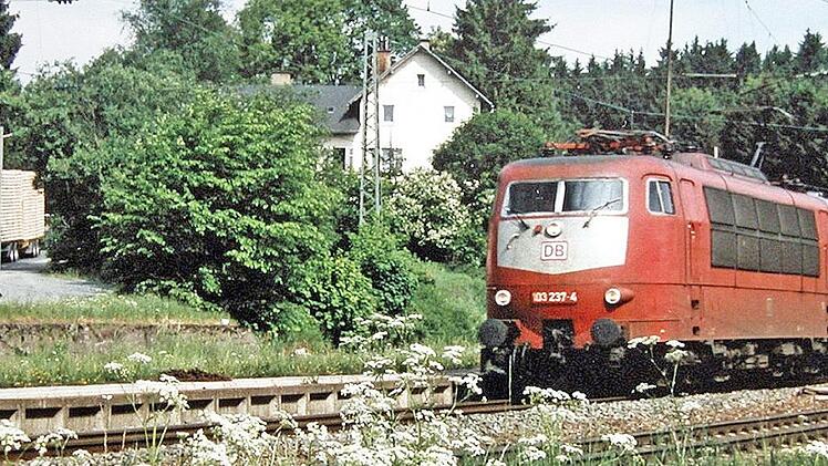 Auf dem Weg nach Nürnberg erreicht eine IC-Garnitur mit einer farbmodifizierten E 03 bei Steinbach/Wald die Wasserscheide zwischen Elbe und Rhein. Charakteristisch ist das weiße "DB-Lätzchen" an ihrer Stirnseite. Foto: Klaus Oelzner