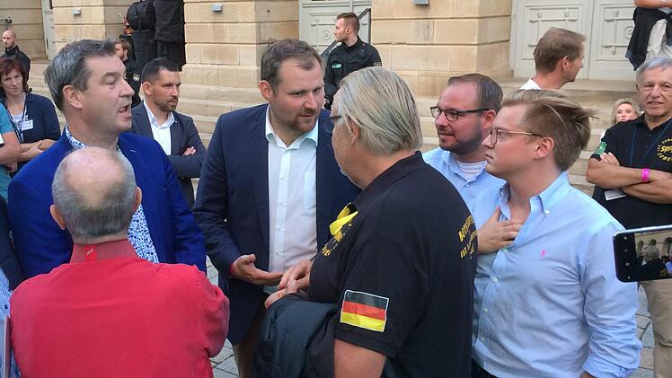 Markus Söder mit (von links) MdL Jürgen W. Heike (rote Jacke), dem CSU-Landtagskandidaten Martin Mittag, Coburgs Alt-OB Norbert Kastner, Sebastian Straubel (Bürgermeister Lautertal) und Stadtrat Maximilian Forkel.Oliver Schmidt