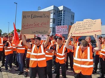 Etwa 100 Mitarbeiter des Mercedes-Händlers Auto Scholz streiken für die Fortführung des aufgekündigten Tarifvertrags.  Fotos: Ronald Rinklef