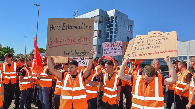 Etwa 100 Mitarbeiter des Mercedes-Händlers Auto Scholz streiken für die Fortführung des aufgekündigten Tarifvertrags.  Fotos: Ronald Rinklef