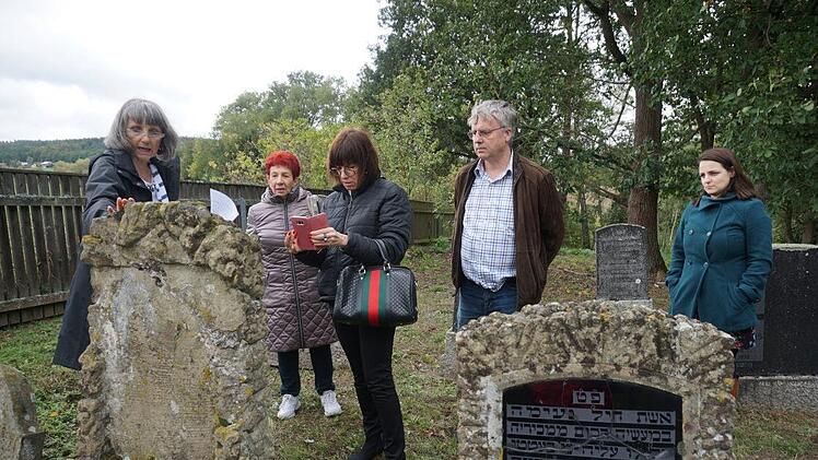 Besuch auf dem jüdischen Friedhof bei Willmars. Das Bild zeigt von  links: Elisabeth Böhrer, die Rachel Garonne, ihrer Tochter  Inbal  Garonne und Shir Gideon (rechts) die Gräber der Urgroßeltern zeigt. Mit  im Bild Bürgermeister  Reimund Voß. Foto: Marion Eckert