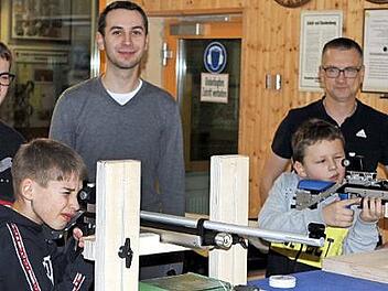 Christian Brehm (links) und Luca Stengel üben mit speziellen Gewehren und einer Ausnahmegenehmigung. Für die beiden Nachwuchsschützen wurden extra Auflagegestelle gebaut. Mit im Bild (v.l.) Markus Kübrich, Daniel Ströhlein und Schützenmeister Harald Wunder.  Foto: Michael Wunder