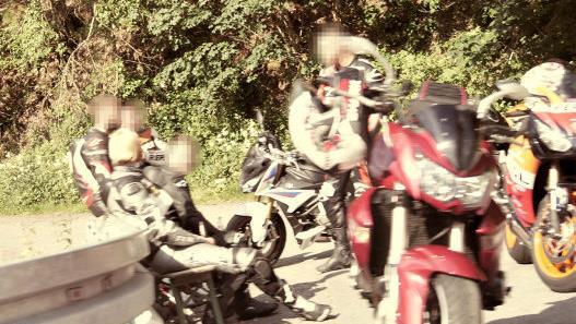 Während ein Fahrer die Strecke auf- und abrast, vertreiben sich die anderen die Zeit auf der Bierbank in der "Jubelkurve". Foto: Sandra Hackenberg