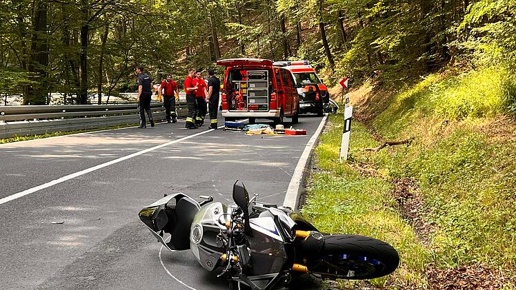 Motorradfahrer stürzt und wird von entgegenkommenden Auto erfasst: 27-Jähriger verstirbt noch an Unfallstelle