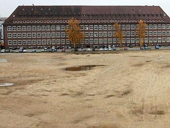 Noch klafft nur eine Riesenlücke mitten in der Stadt, wo ab 2014 das neue Landratsamt entstehen soll.  Foto: Manuela Cranz (Archiv)
