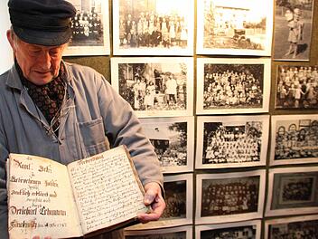Günter Wild zeigt stolz das neuste Exponat im Dorfschulmuseum: ein Rechenbuch für Kaufleute aus dem Jahr 1787. Fotos: Jürgen Gärtner