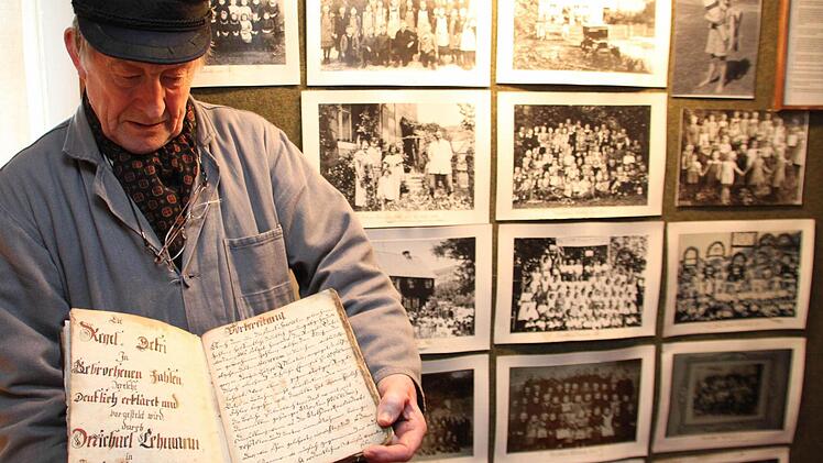 Günter Wild zeigt stolz das neuste Exponat im Dorfschulmuseum: ein Rechenbuch für Kaufleute aus dem Jahr 1787. Fotos: Jürgen Gärtner