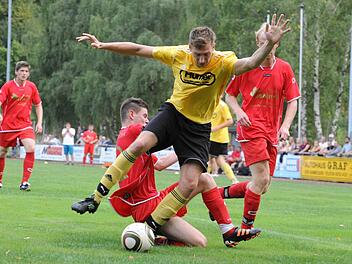 Der zweite Strafstoß für den FC Thulba: Oberthulbas Steffen Gerlach (links) bringt Philipp Hölzer zu Fall, beobachtet von TSVler Florian Wehner. Foto: Hopf