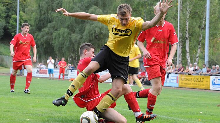 Der zweite Strafstoß für den FC Thulba: Oberthulbas Steffen Gerlach (links) bringt Philipp Hölzer zu Fall, beobachtet von TSVler Florian Wehner. Foto: Hopf