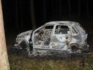 Spektakulärer Fund: Am Montag, 7. Oktober, wurde der Opel Corsa der überfallenen 44-jährigen Frau bei Oberharnsbach ausgebrannt aufgefunden. Das Auto war angezündet worden.  Foto: Polizei