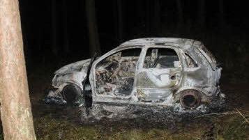 Spektakulärer Fund: Am Montag, 7. Oktober, wurde der Opel Corsa der überfallenen 44-jährigen Frau bei Oberharnsbach ausgebrannt aufgefunden. Das Auto war angezündet worden.  Foto: Polizei
