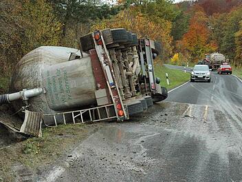 Im Graben landete der Gülle-Anhänger.Fotos: Gerhard Schmidt