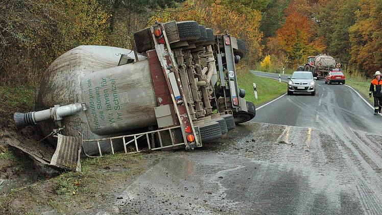 Im Graben landete der Gülle-Anhänger.Fotos: Gerhard Schmidt
