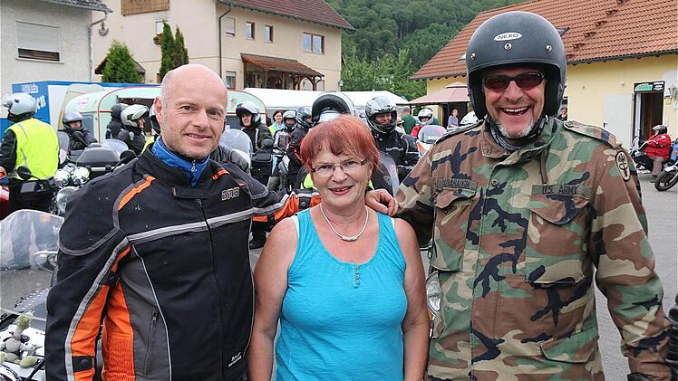 Elke Bohn freute sich über den Frühstückstermin mit den Bikern Roland Franz (links) und Jürgen Meyer. Foto: Gerd Schaar