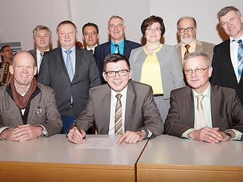 Gründung des Vereins "Allianz Fränkisches Saaletal": Karlheinz Kickuth, Armin Warmuth, Gotthard Schlereth (vorne von links) sowie Peter Hart, Landrat Thomas Bold, Thomas Hack, Jürgen Karle, Patricia Schießer, August Weingart, Alfred Gündling (hinten von links).  Foto: Arkadius Guzy