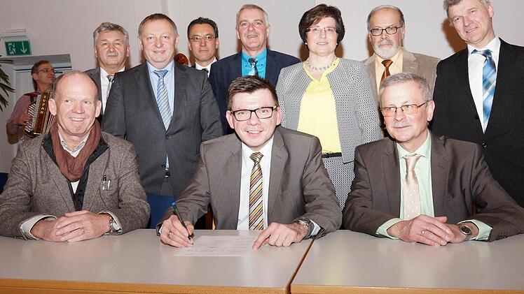 Gründung des Vereins "Allianz Fränkisches Saaletal": Karlheinz Kickuth, Armin Warmuth, Gotthard Schlereth (vorne von links) sowie Peter Hart, Landrat Thomas Bold, Thomas Hack, Jürgen Karle, Patricia Schießer, August Weingart, Alfred Gündling (hinten von links).  Foto: Arkadius Guzy