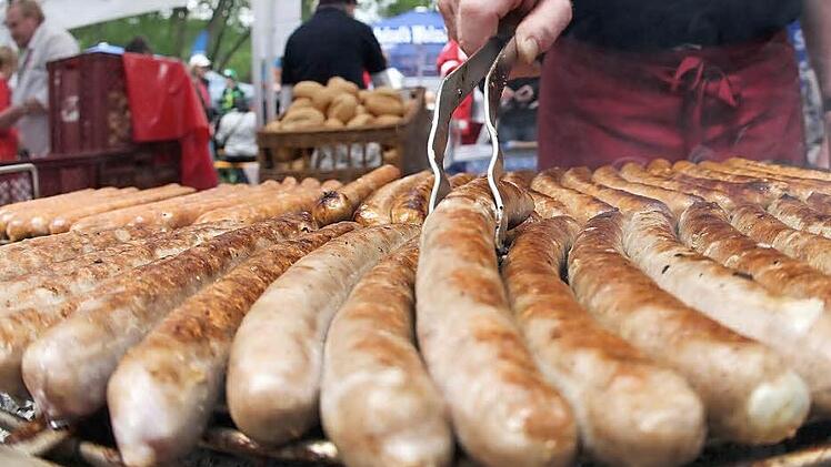 Würste aus Franken für fränkische Feste: Der Bauernverband wirbt für heimische Produkte. Foto: Daniel Karmann/dpa