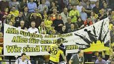 Die Fans standen geschlossen hinter ihrer Mannschaft. Mit einem großen Plakat demonstrierten sie schon vor dem Spiel ihre Treue.