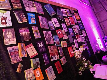 Eine Bücherwand erinnert im Kesselhaus an Peter Braun Foto: Barbara Herbst